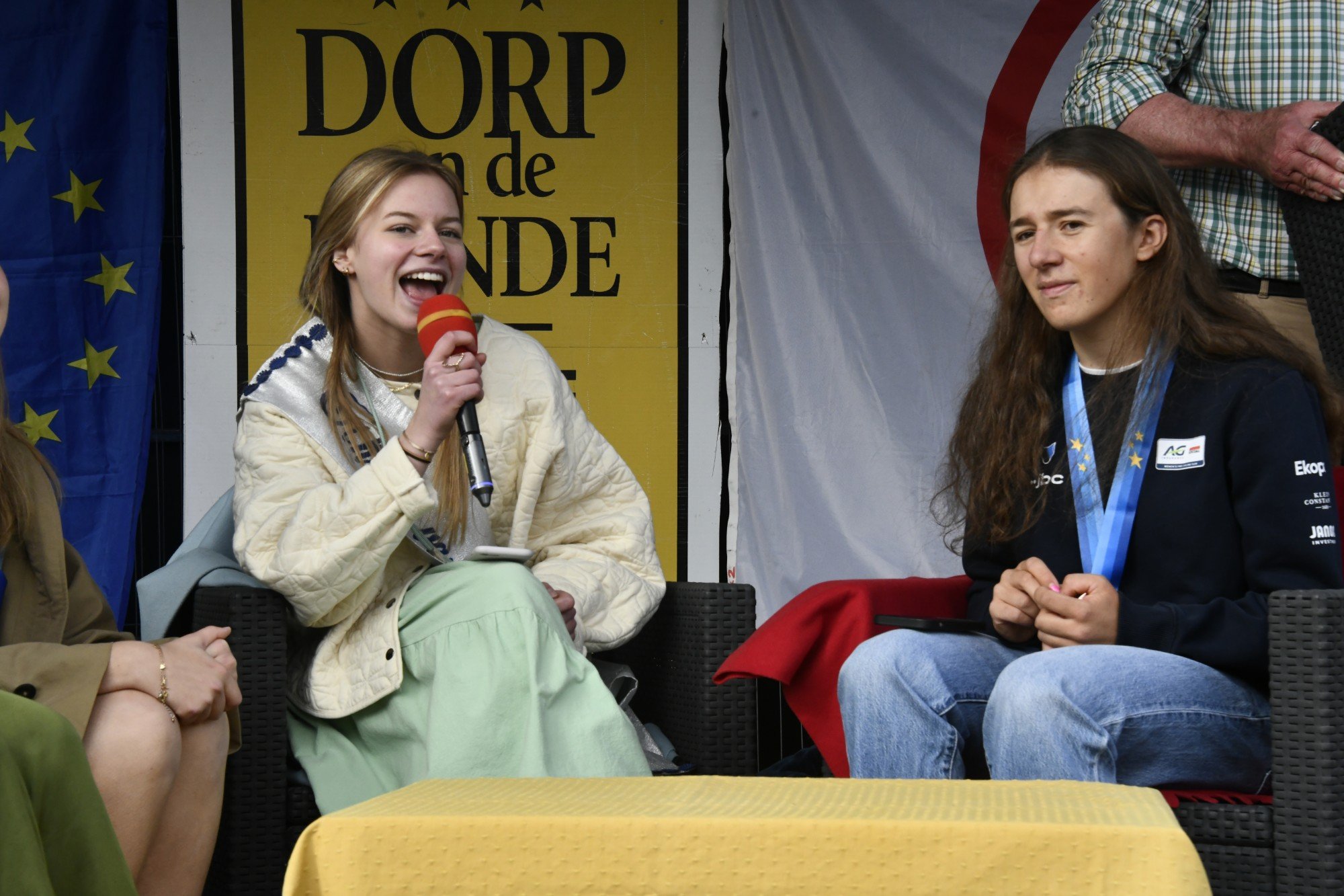 Tineke van Heule aan het woord op het podium op Heuleplaats